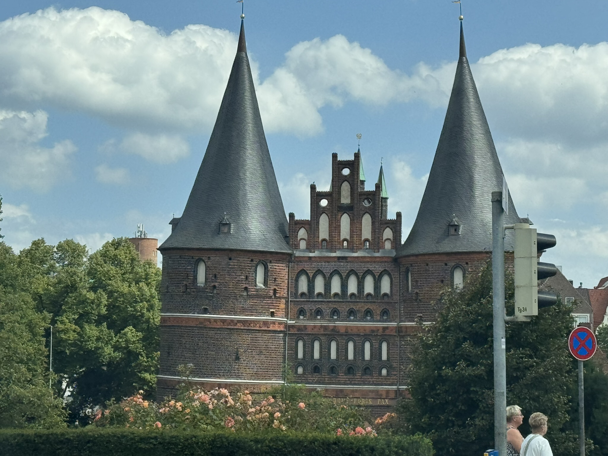 Das Wahrzeichen von Lübeck; das "Holstentor"; ein ehemaliges Stadttor mit zwei Türmen.