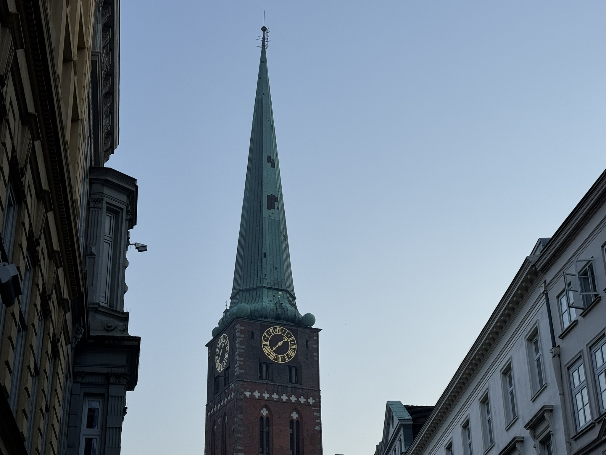 Dieses Bild zeigt eine Backsteinkirche mit Schieferdach.