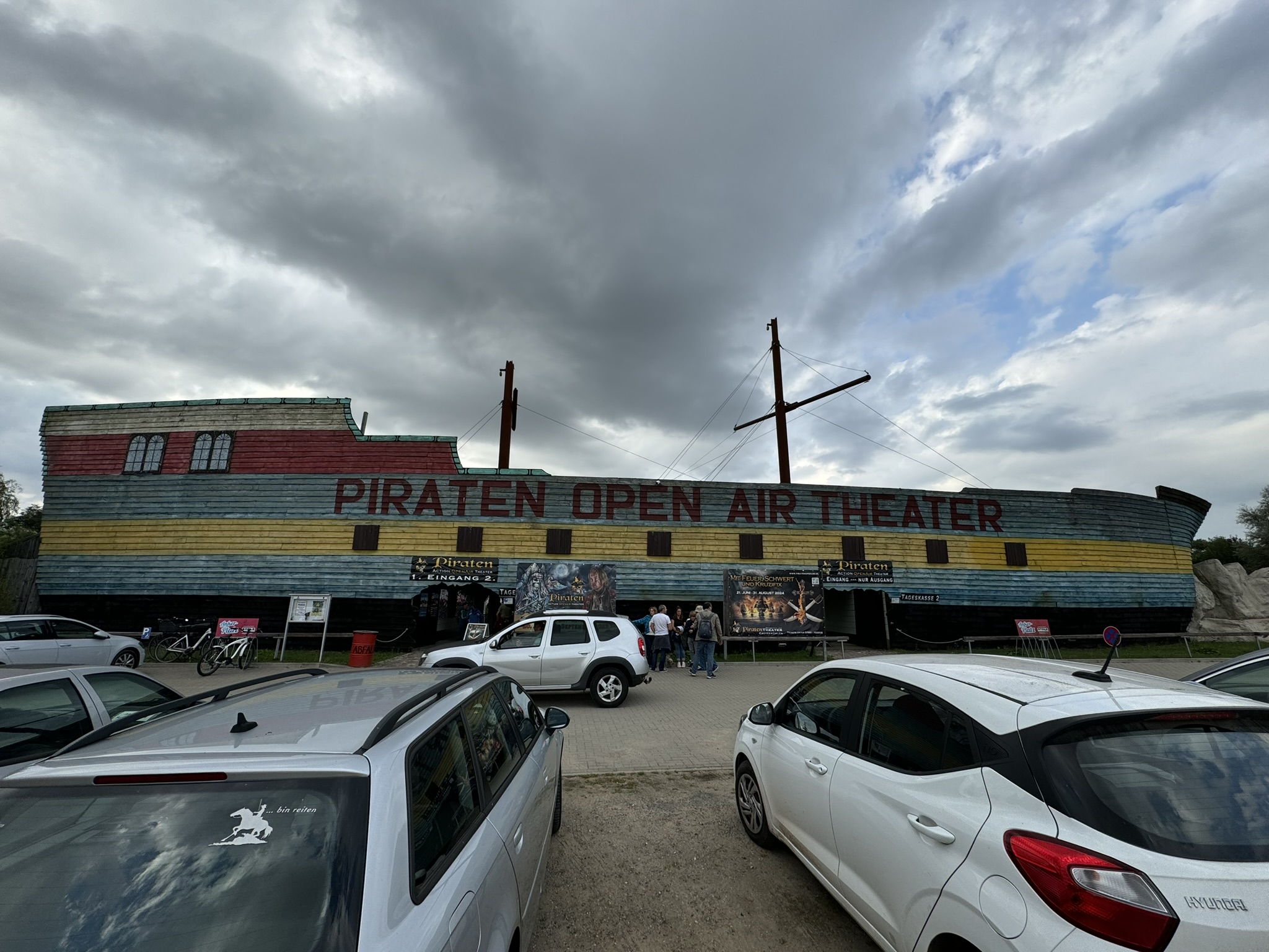 Der Eingangsbereich des "Piraten Open Air", einem Piratenschiff nachempfunden, strahlt in buten Farben.